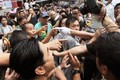 Cảnh người dân ẩu đả với phe biểu tình Hồng Kông