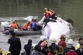 Nhân viên cứu hộ dốc sức cứu nạn nhân máy bay Đài Loan rơi