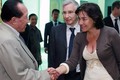 Nữ bộ trưởng Pháp mặc áo lộ ngực gây sốc