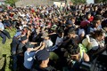Cảnh người tị nạn đổ dồn tới ga tàu ở Croatia
