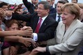 Hàng nghìn người di cư chào đón Thủ tướng Đức Merkel