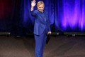 Ảnh: Bà Hillary Clinton buồn bã trong lần tái xuất