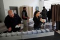 Ảnh: Dân Pháp đi bỏ phiếu vòng 1 bầu cử Tổng thống
