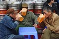 Độc đáo văn hóa uống bia ở Việt Nam trên báo Tây 