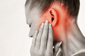 Điều kinh hoàng xảy đến với cơ thể nếu bạn đeo tai nghe trên 60 phút