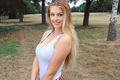 Nữ golf thủ thích mặc áo khoét sâu xinh đẹp nhất nước Anh