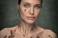 Loài ong nguy cấp sao khiến Angelina Jolie ba ngày không tắm để tuyên truyền