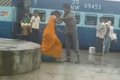 Video: Vợ tung đòn quật ngã chồng ở ngay nhà ga và lý do bất ngờ