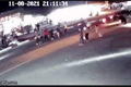 Video: Lạnh gáy” cảnh xe máy đâm hàng loạt công nhân đi bộ qua đường