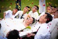 Cười ngất với những tai nạn hài hước "khó đỡ" trong đám cưới