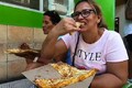 Độc lạ bánh pizza “bay” qua 3 tầng nhà hút khách tại Cuba