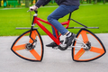 Cận cảnh chiếc xe đạp có bánh hình tam giác độc nhất vô nhị