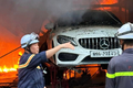 Vụ cháy gara ở Hà Nội: xót xa hình ảnh xe sang bị thiêu rụi