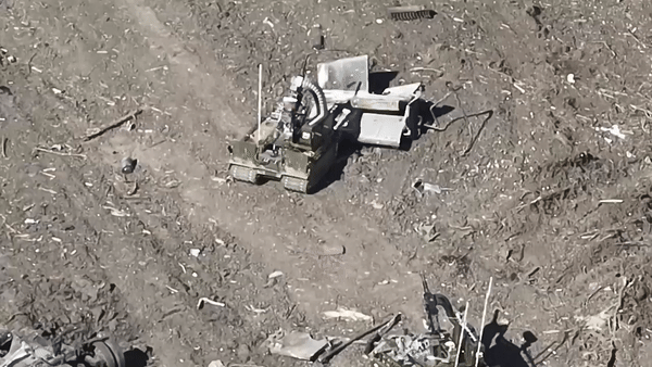 Nghẹt thở cuộc đối đầu giữa drone Ukraine và robot chiến đấu Nga