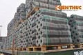 Mất lái, container rải vật liệu đầy đường