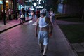Đàn ông béo ở Trung Quốc bị cấm khoe bụng nơi công cộng