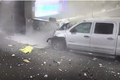 Video: Xe bán tải lao như tên bắn vào sân bay, đâm thủng tường
