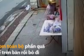 Video: Người phụ nữ dùng túi nylon gom hết quà từ thiện ở Hà Nội