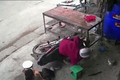 Video: Tông thẳng vào hàng thịt lợn, cô gái suýt bị dao văng trúng người