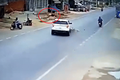 Video: Phóng xe như “tên lửa” tông vào ô tô, chàng trai lộn nhào trên không