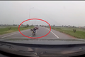 Video: Xe máy lướt qua cửa kính ô tô khiến tài xế "rụng tim"
