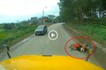Video: Pha đánh lái “xuất thần” cứu sống 3 mẹ con ngã trước đầu xe container