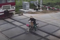 Video: Người phụ nữ đi xe điện gặp kết thảm khi cố tình vượt đường tàu