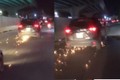 Video: Mazda CX5 gây tai nạn, kéo lê xe đạp điện tóe lửa trên đường Hà Nội