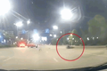 Video: Nam thanh niên “bay” xa hàng chục mét sau cú tông đầu xe tải