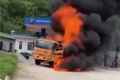 Video: Xe tải cháy ngùn ngụt cạnh cây xăng, nhiều người hoảng loạn bỏ chạy