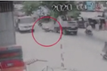 Video: Người lái xe máy đâm ô tô 7 chỗ rồi bị cuốn vào gầm xe tải
