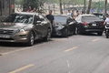 Video:Quý bà 60 tuổi lái Mercedes tông hàng loạt xe trên đường Hà Nội