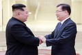 Bất ngờ cảnh "thân mật" của ông Kim Jong-un và đại diện Hàn Quốc