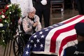 TNS John McCain nằm dưới vòm Điện Capitol, người mẹ 106 tuổi tiễn đưa
