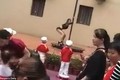 Choáng với màn múa cột trong lễ khai giảng trường mẫu giáo Trung Quốc