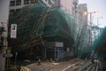 Cửa kính vỡ vụn tại cao ốc Hong Kong sau bão Mangkhut