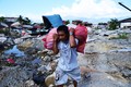 Người dân đảo Sulawesi phải bới "rác" ăn sau thảm họa kép