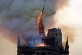 Tháp chuông Nhà thờ Đức bà Paris sụp đổ trong biển lửa