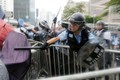 Hong Kong nổ ra bạo loạn, cảnh sát dùng hơi cay trấn áp biểu tình