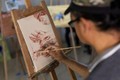 Họa sĩ Philippines dùng máu của mình để vẽ tranh