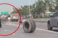 Tài xế đuổi theo bánh xe bị rơi giữa đường ở Thái Lan
