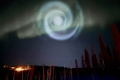 Giải mã xoắn ốc màu xanh kỳ quái xuất hiện trên bầu trời Alaska