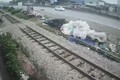 Video: Cố băng qua đường ray, người đàn ông bị tàu hỏa tông tử vong