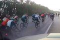 Video: Hú vía trước đoàn xe đạp dàn hàng ngang trên đại lộ Võ Nguyên Giáp