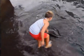 Quái ngư xuất hiện dưới nước, bé 8 tuổi hành động bất ngờ 