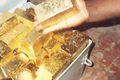 Làm cỏ ven vách đá, bất ngờ vấp trúng “kho báu” khủng toàn vàng