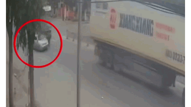 Video: Bị xe tải tông vào đuôi container, ô tô con biến dạng