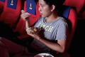 Sự thật về việc ăn cơm nhà trong rạp phim khiến giới trẻ xôn xao