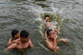 Trẻ em Hà Nội tắm giải nhiệt ở ao làng nghìn năm
