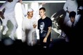 Từ chối hát, Justin Bieber bị khán giả quá khích ném chai